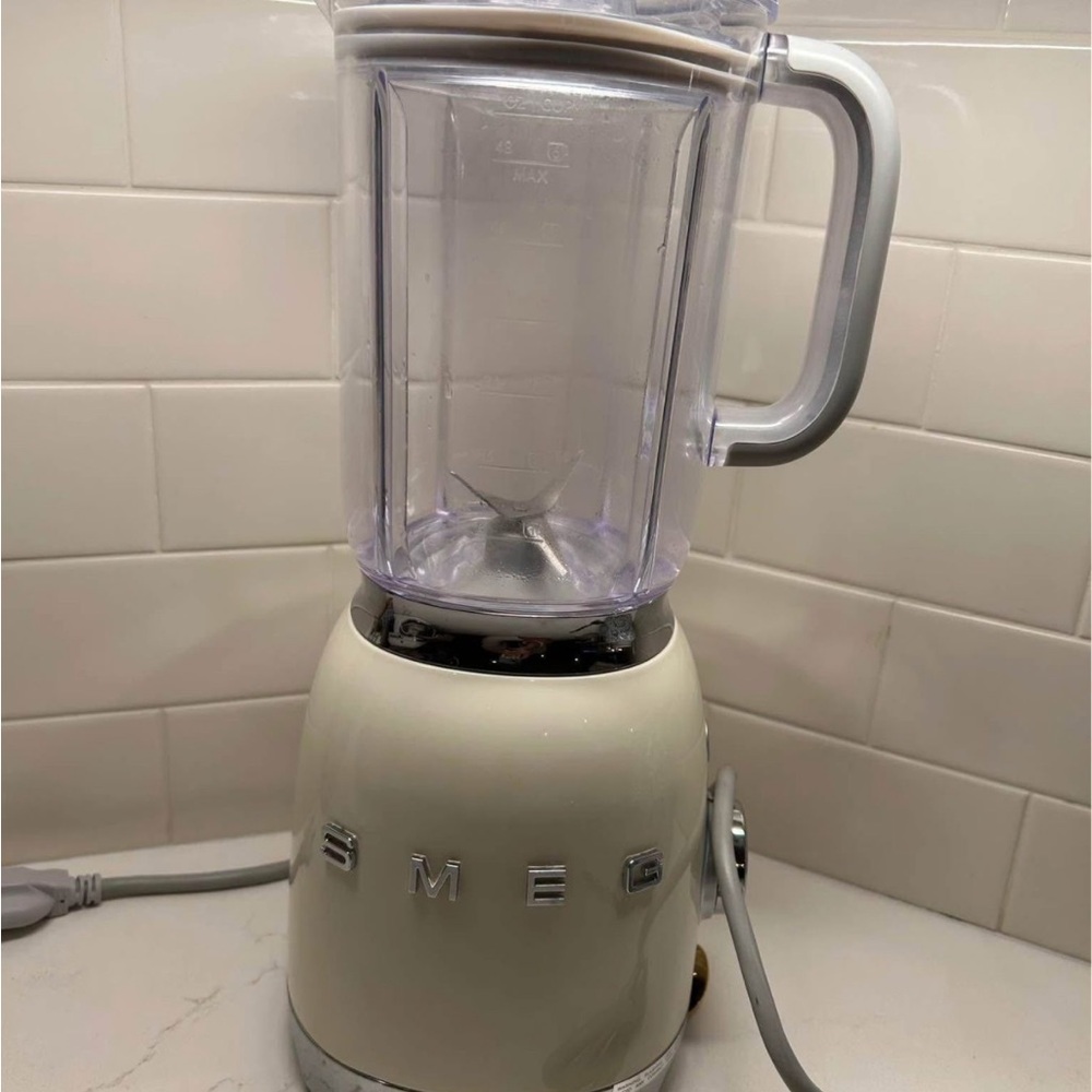 SMEG Cream Retro Blender with Clear Jug and Easy-Pour Handle